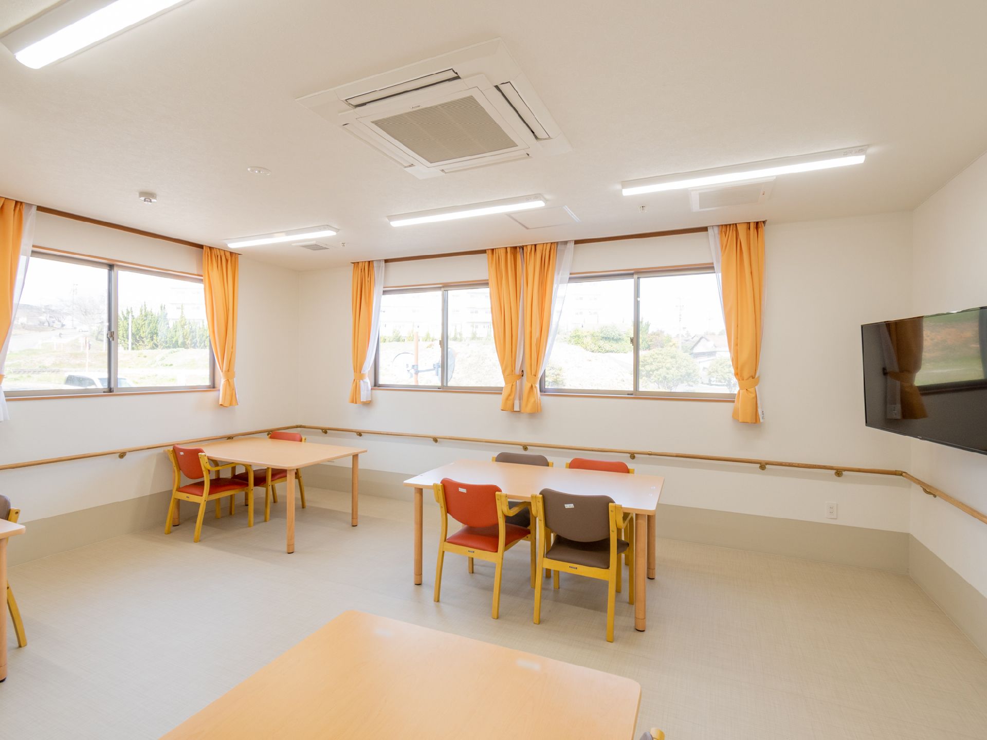 廊下の途中に椅子が置かれ、歩行中に一休みできる共有スペース