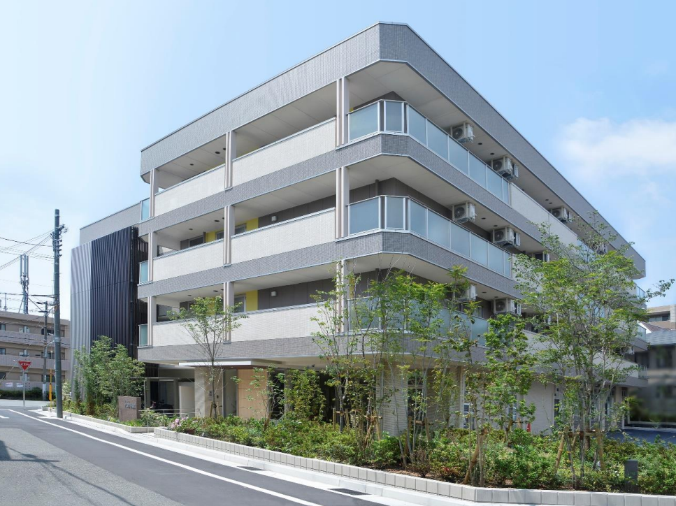 4階建てのサービス付き高齢者向け住宅の外観