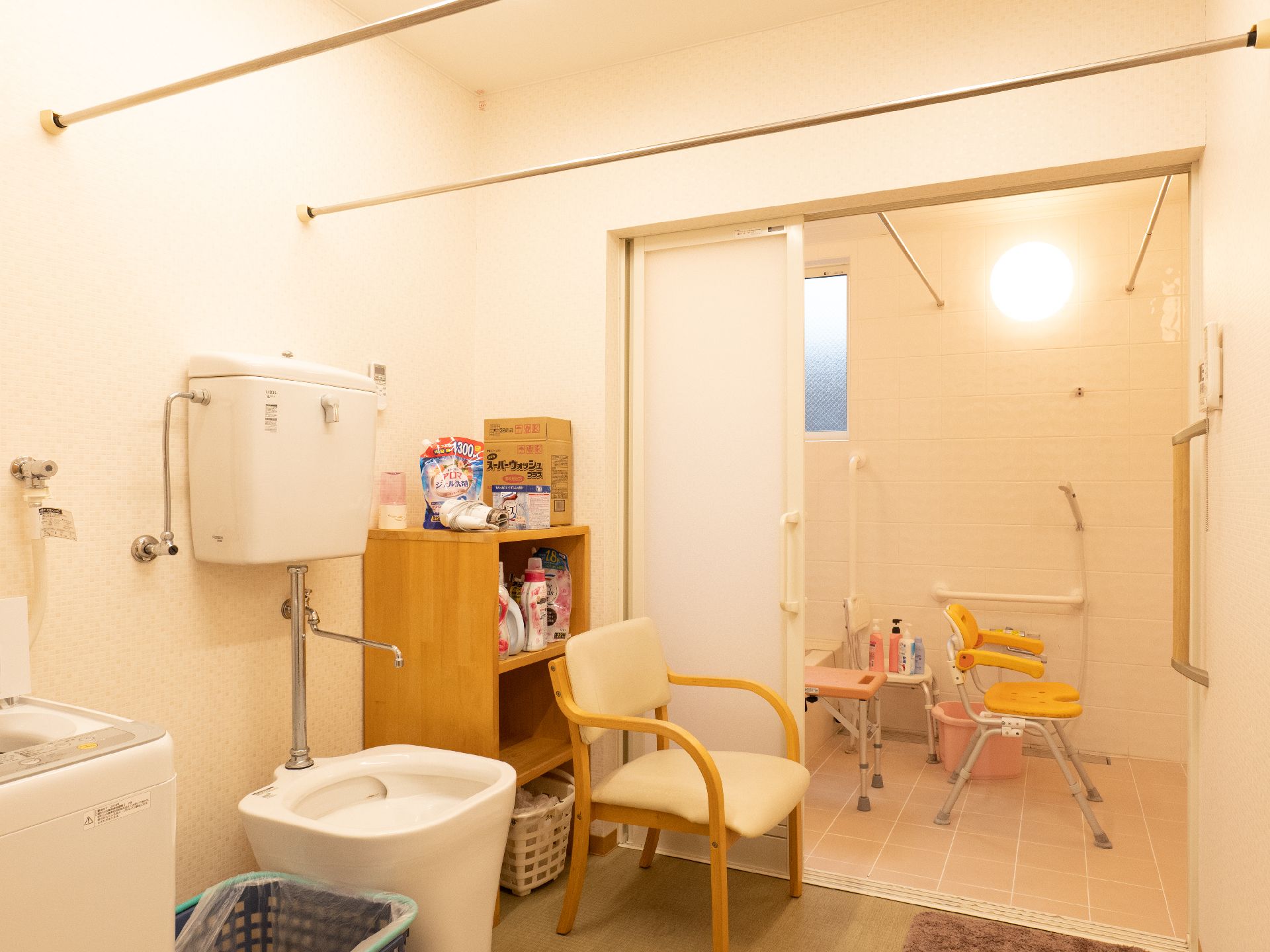棚や椅子が設置された脱衣場
