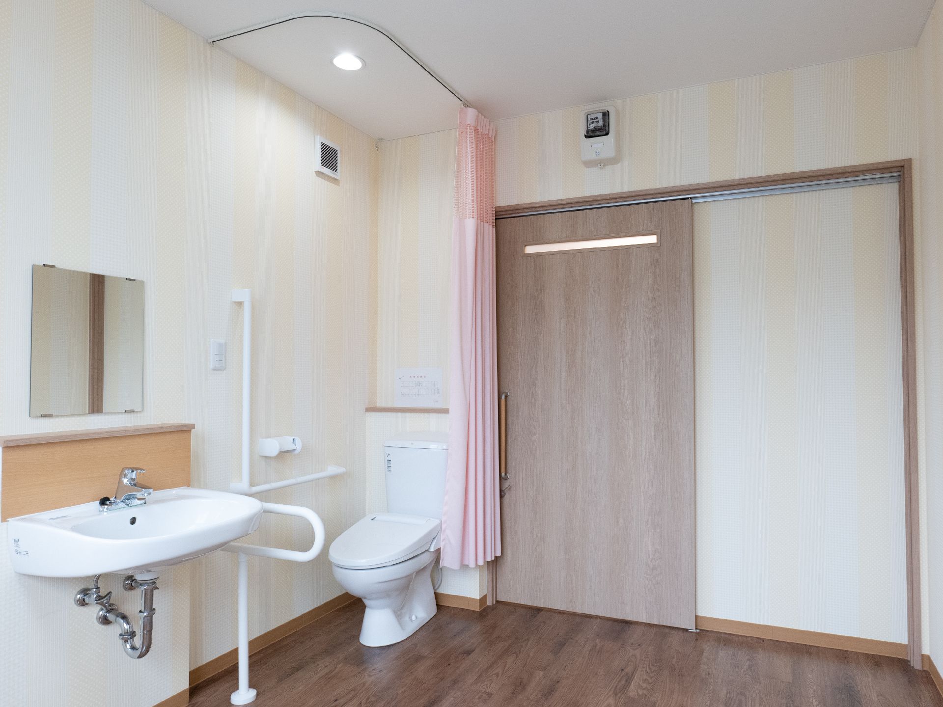 トイレと洗面台が設置された居室
