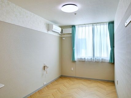 明るい個室の一角