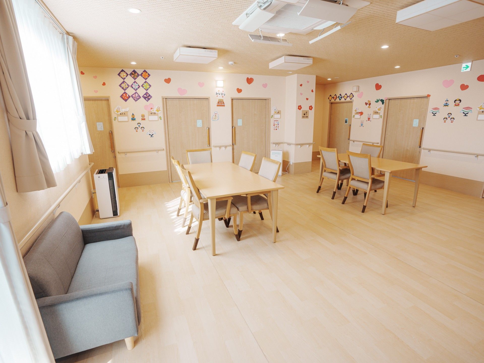 段差のない玄関には手洗いがが設置され、靴箱もあり、段差は解消され、お祝いの花も飾られている。