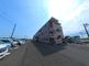 広々とした駐車場のある建物
