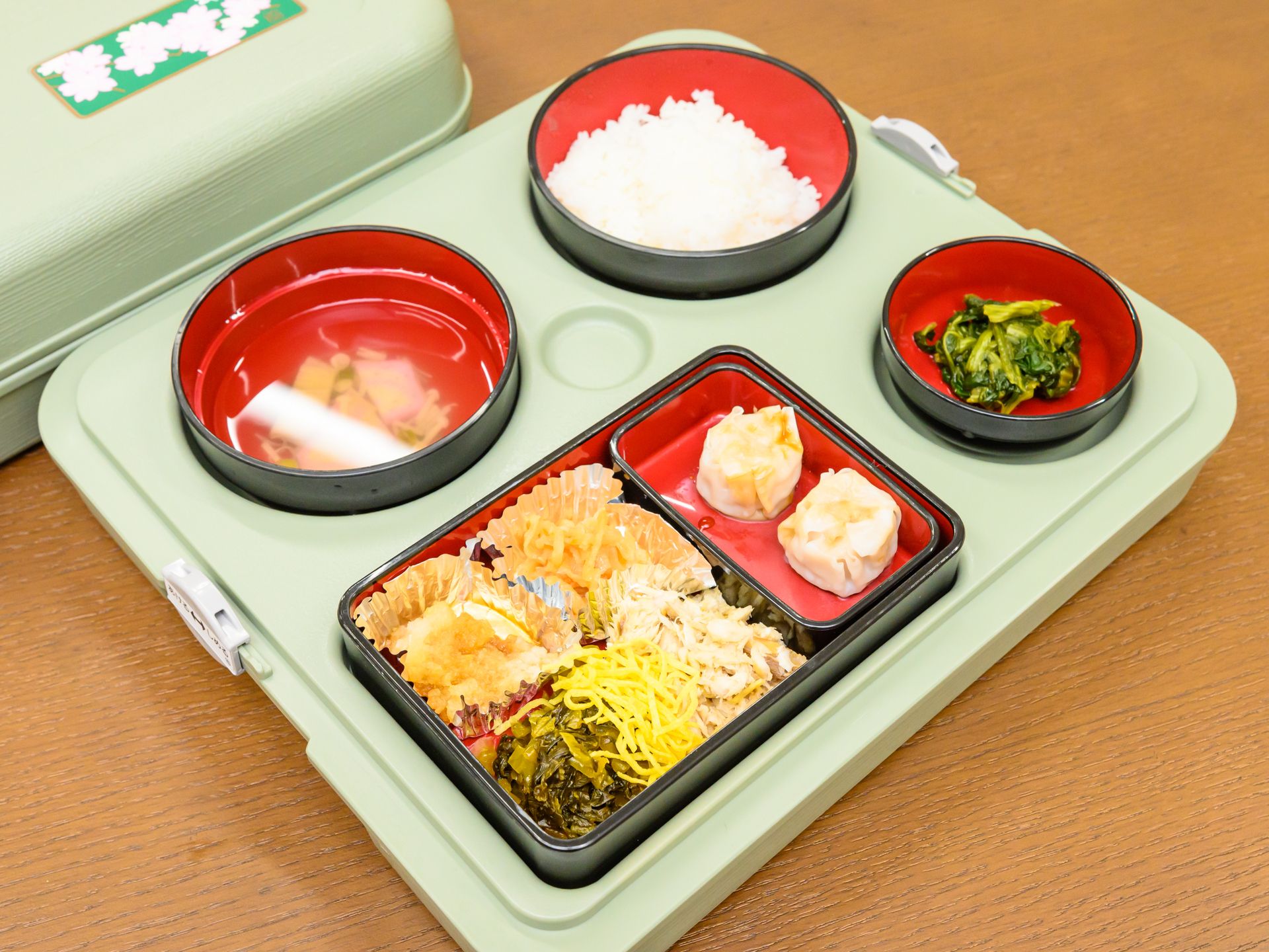 ご飯と汁物が付いたお弁当