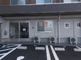 介護施設の正面玄関と駐車場