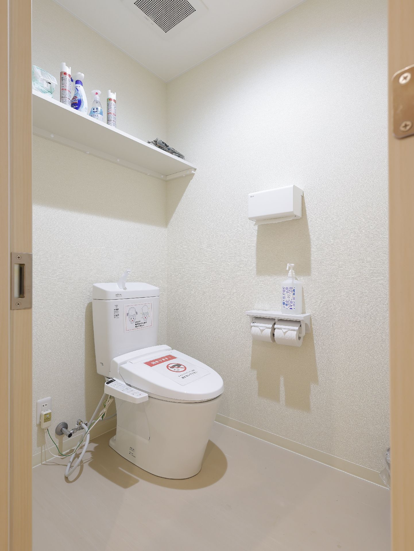 車椅子を使う入居者に配慮して手すりが設置されているトイレ
