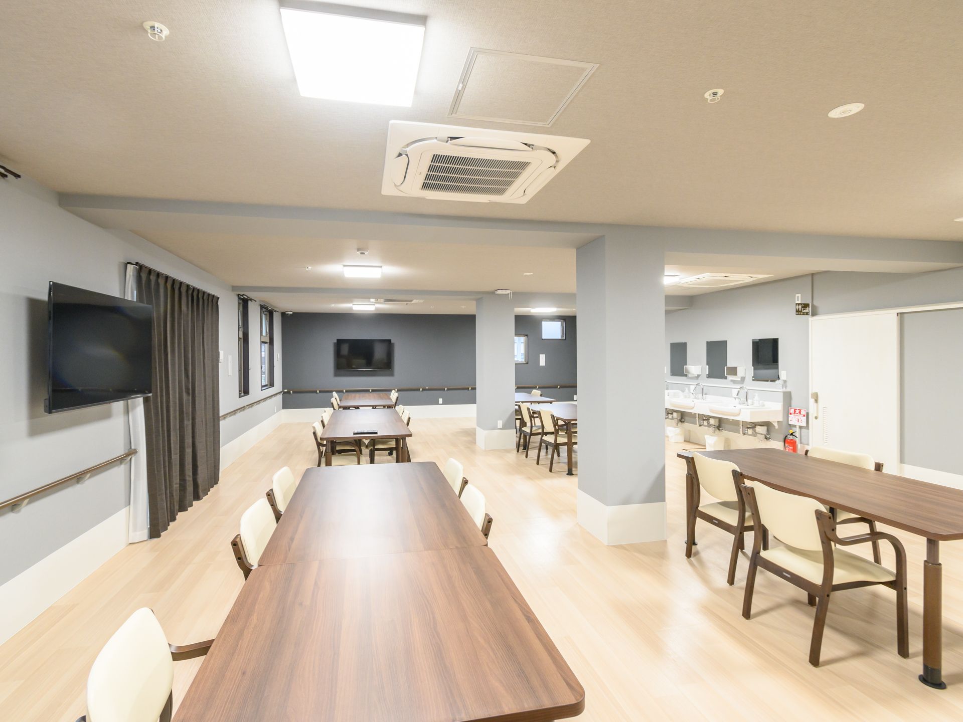 大きなテーブルをご用意している共有スペース