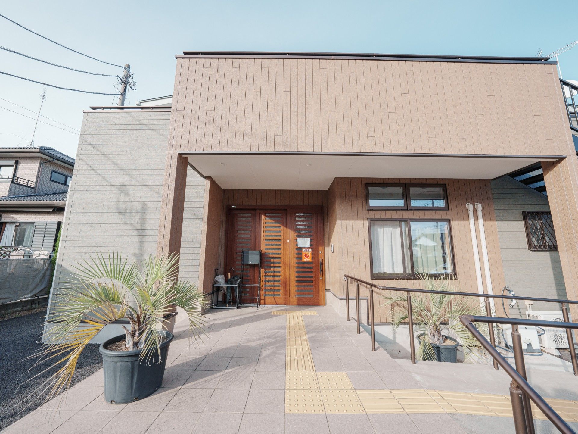 明るい入り口の建物