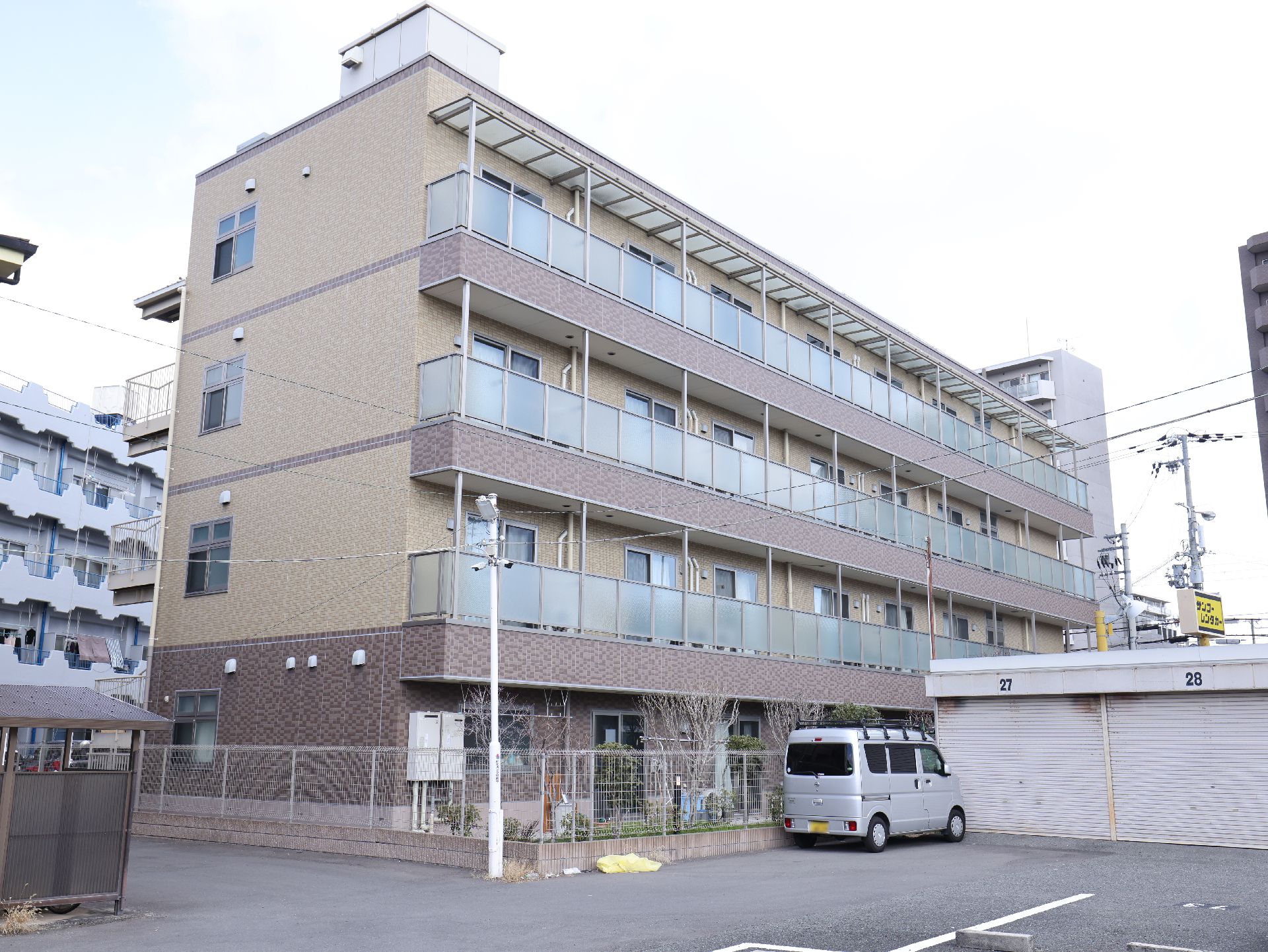 道路前から撮影している介護施設