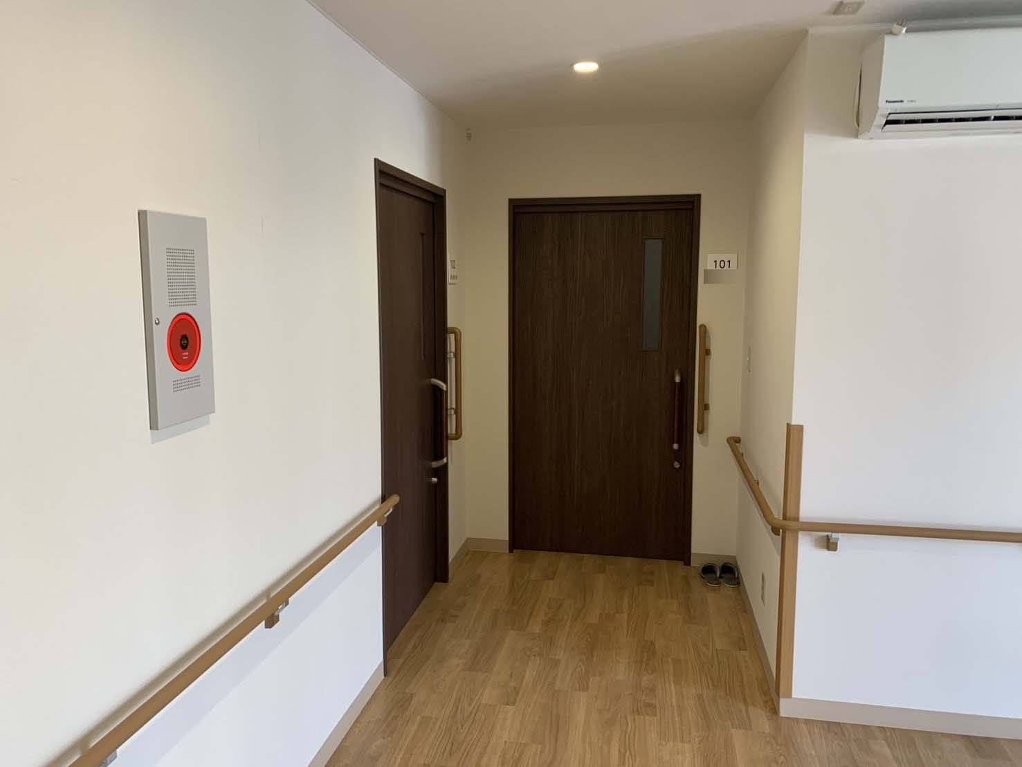 手すり付きの廊下