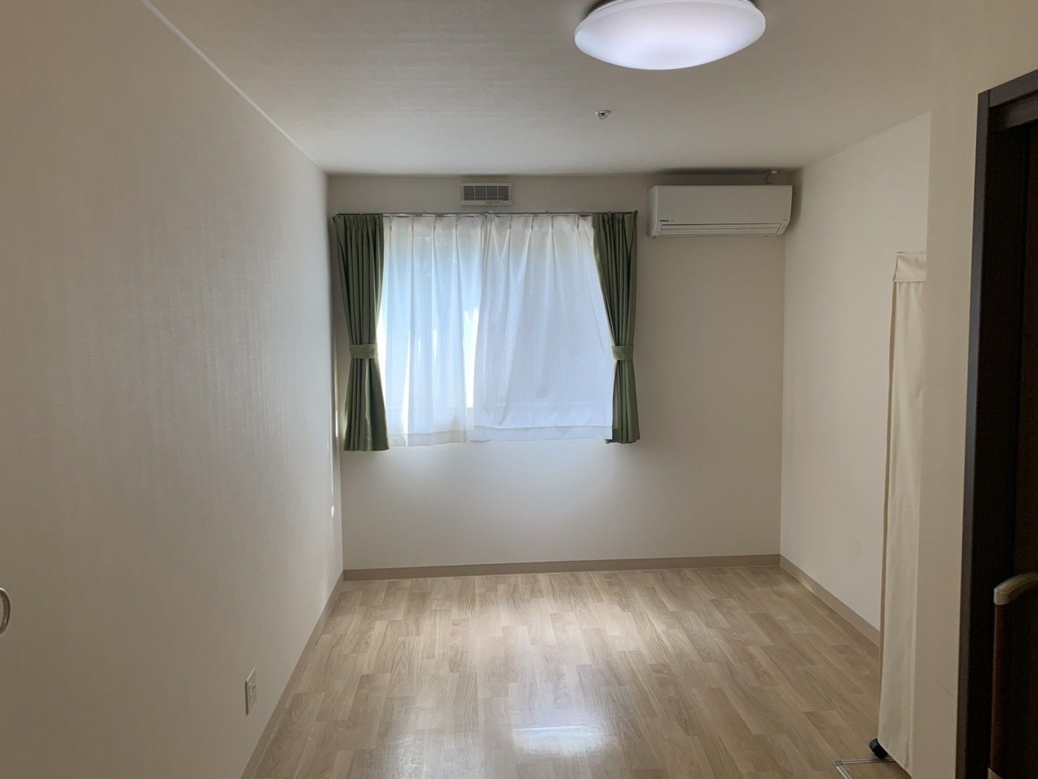 日差しが差し込む部屋