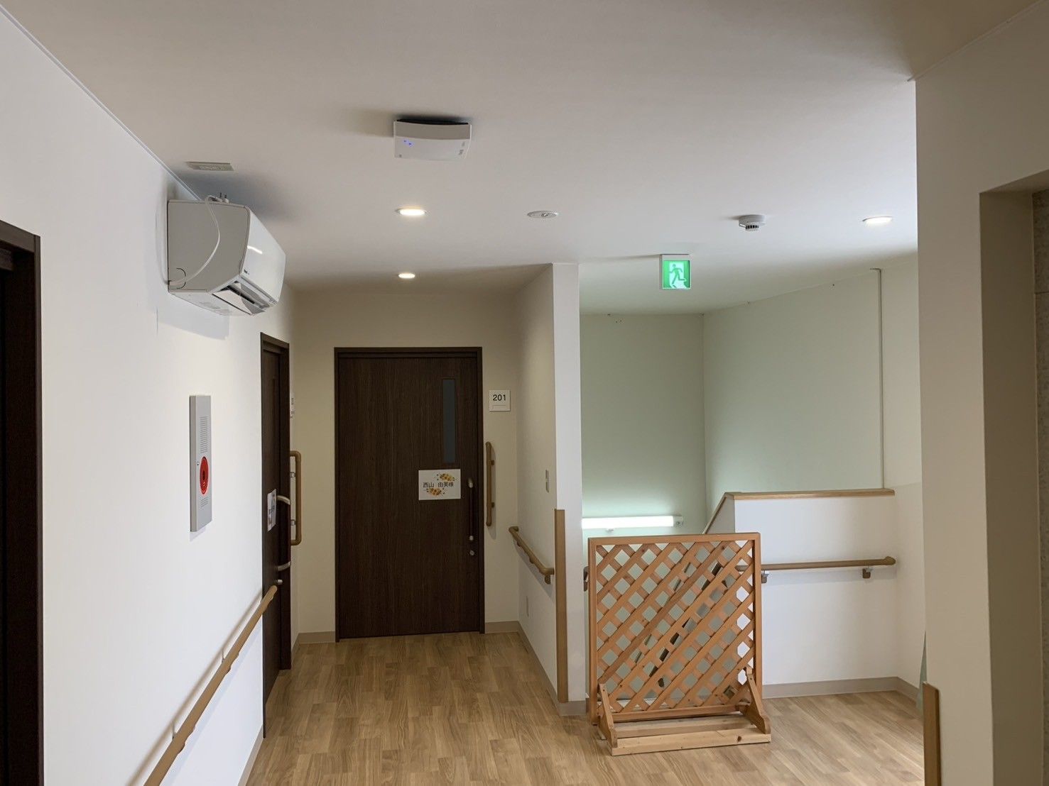 手すり付きの廊下