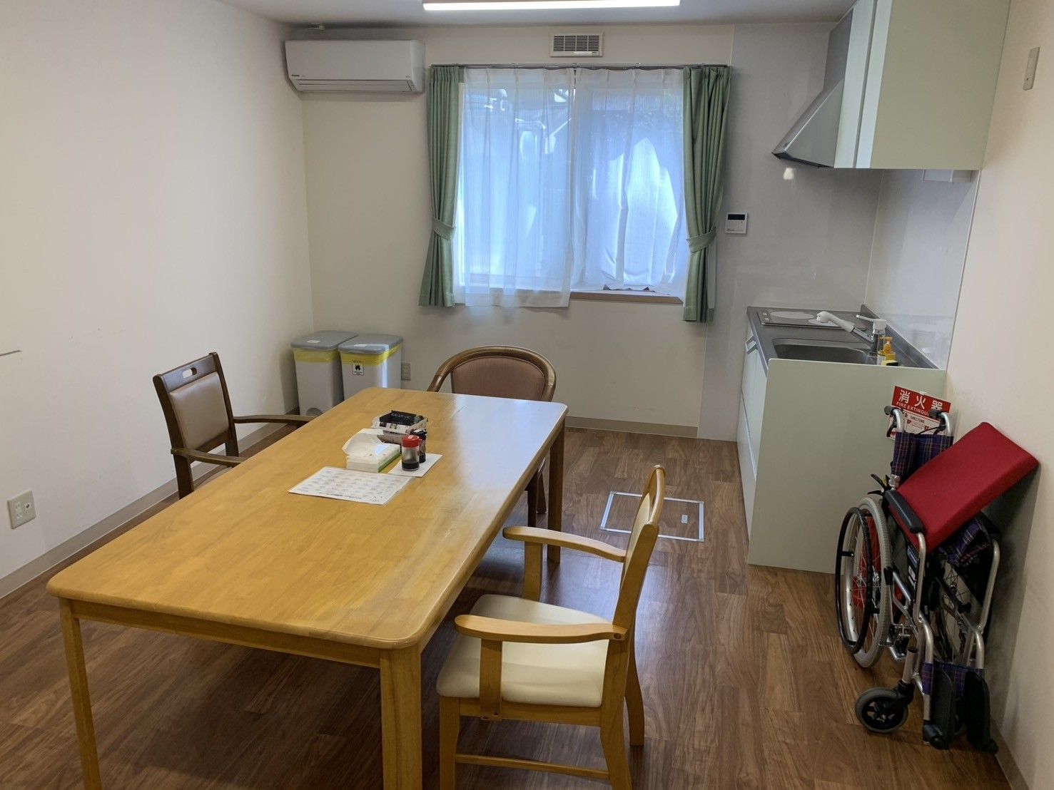 車いすに乗っている男性と寄り添う介護スタッフ