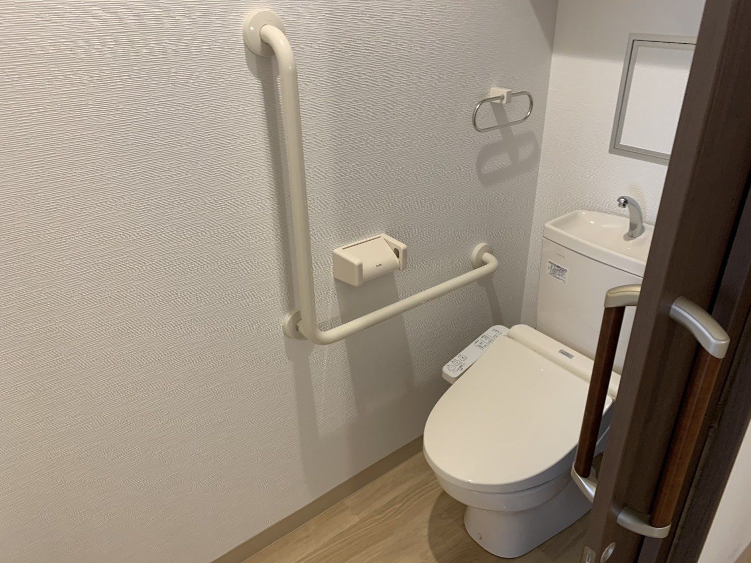 手すり付きのトイレ