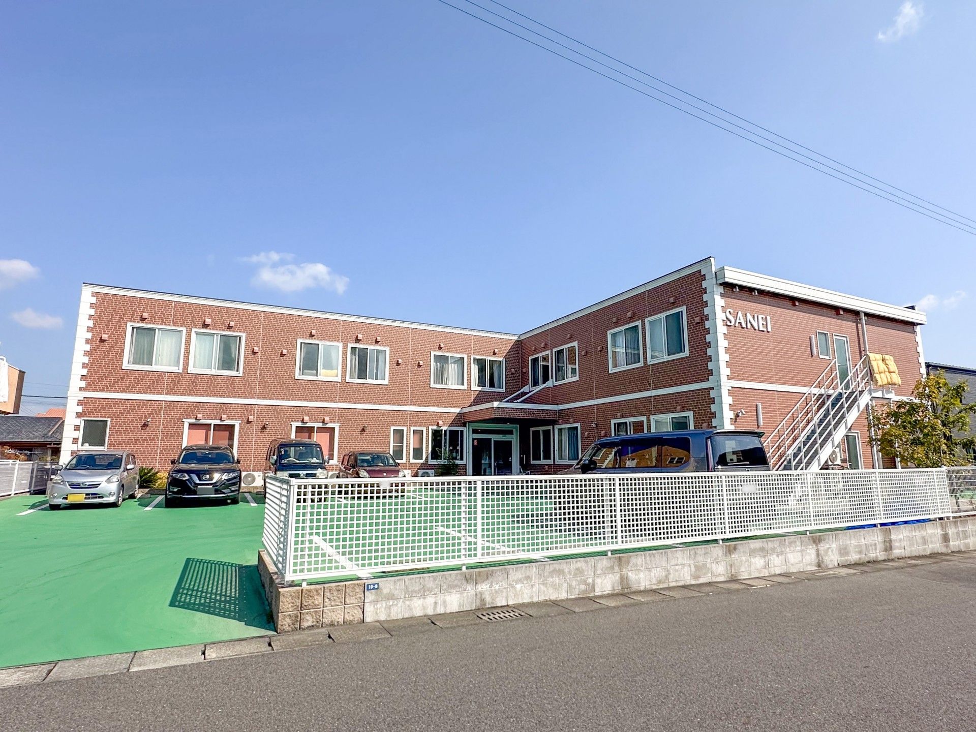 明るい外観の建物