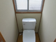 清潔で明るいトイレの内部