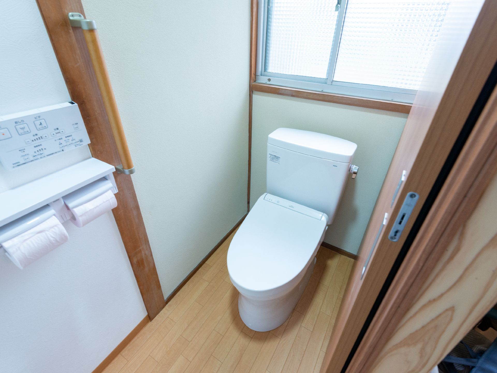 バリアフリーが完備された、手すりが設置されて安全に利用できるトイレ