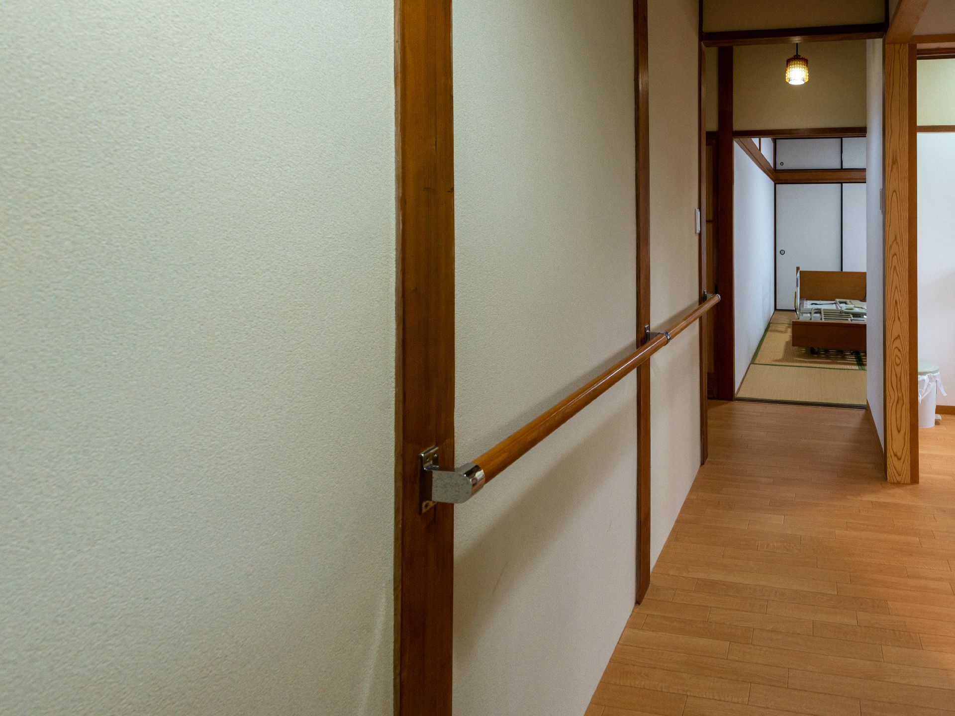 窓から日差しが差し込んでいる、バリアフリー化された廊下