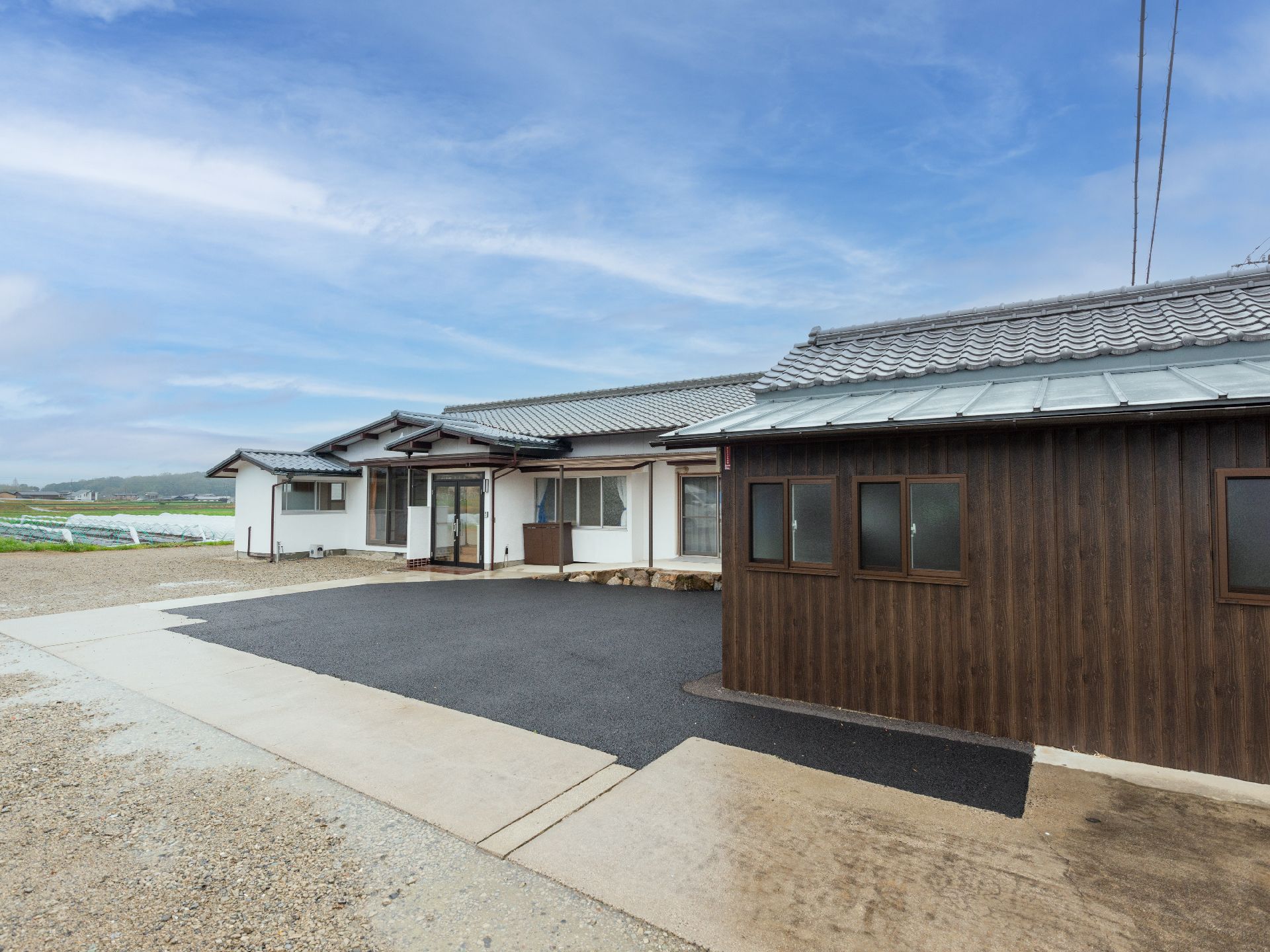 屋根と外壁ともに落ち着いた色合いで、住宅のような雰囲気がある外観
