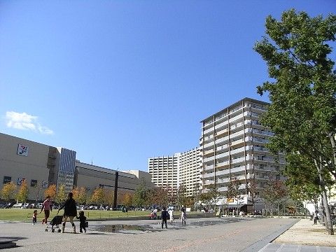 施設の徒歩圏内には、大型のショッピングモールのほか、広々とした開放的な公園も造られている。散歩や買い物に最適な場所といえる。