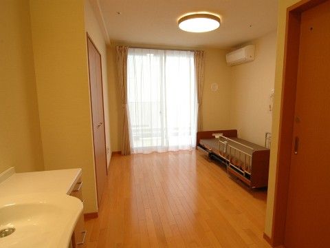 室内にはベッドや空調設備、カーテンなどが揃っているため、入居者様はあらためて購入せずに済む。布団カバーは好みの柄のものを使用できる。