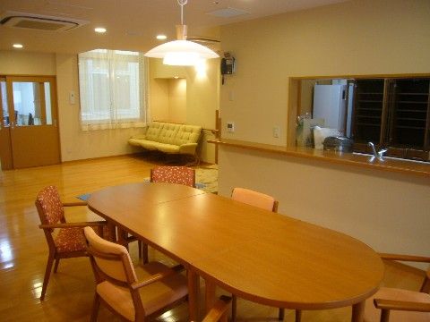 入居者様を訪ねてきたご家族やご友人と一緒に過ごす時に最適な空間。テーブルを囲んで食事をしたりおしゃべりを楽しむことができる。