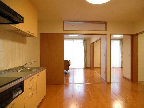 入居後も料理をしたいという要望に応え、台所付きの部屋も用意されている。ガス不使用のコンロを設置したキッチンなので、安全に料理が行える。