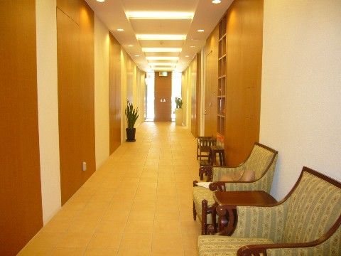 壁際の1人掛けソファは自由に使用できる。入居者様同士で座っておしゃべりをしたり、読書を楽しんだりすることもできる。