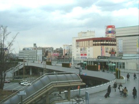 大型の複合商業施設やビルなどが立ち並ぶ繁華街である。広々した高架の上を行き交う人たちであふれている。
