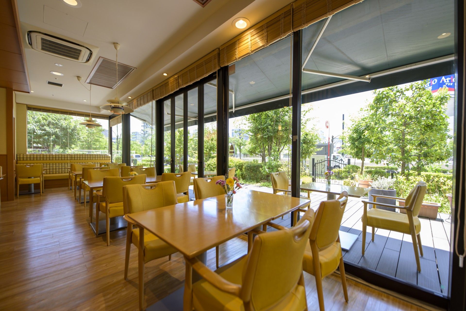 室内には台所が完備されている。ガスを使わないコンロを搭載しており、火事の心配なく調理ができる。反対側には冷蔵庫も置ける。