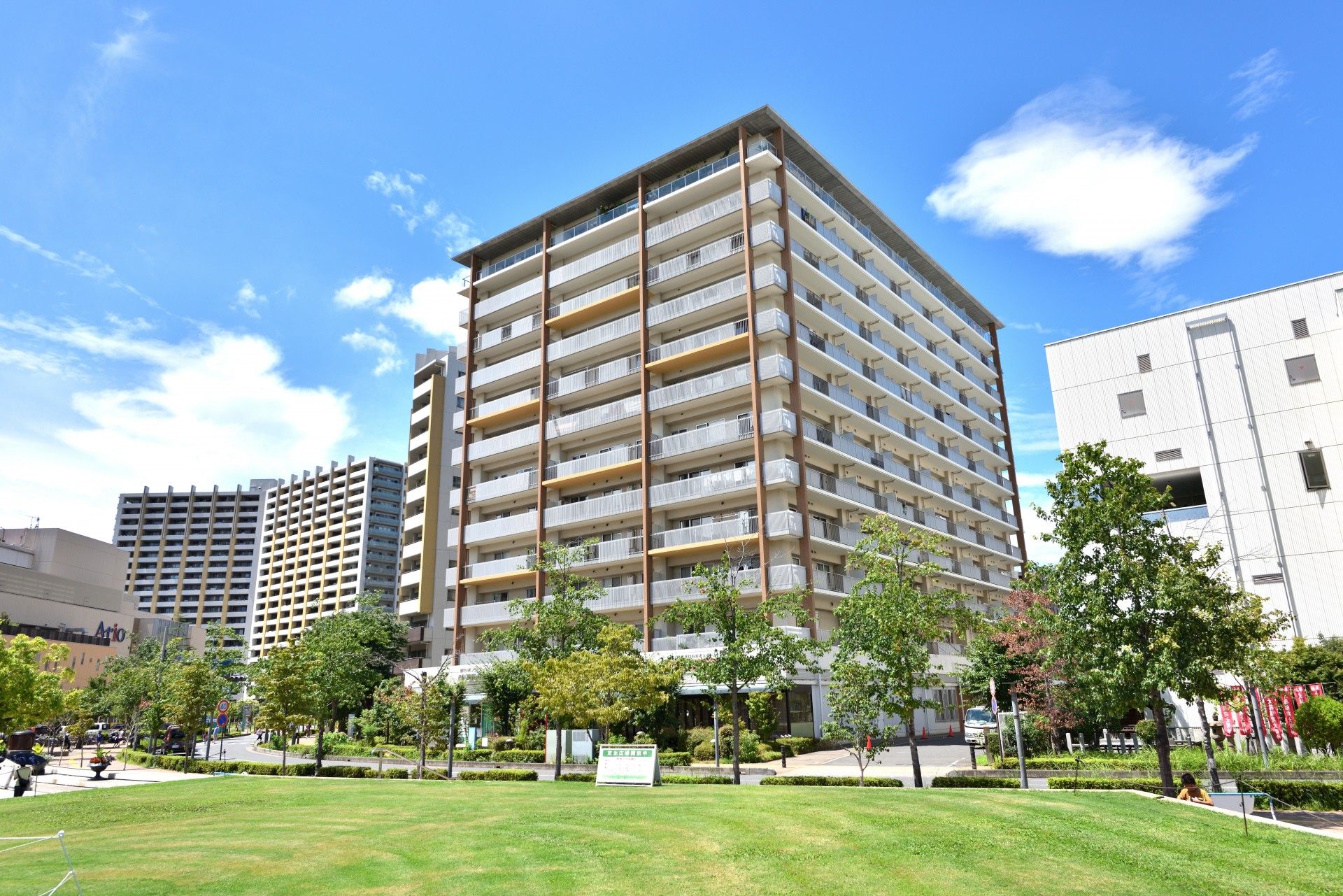 入居者様を訪ねてきたご家族やご友人と一緒に過ごす時に最適な空間。テーブルを囲んで食事をしたりおしゃべりを楽しむことができる。