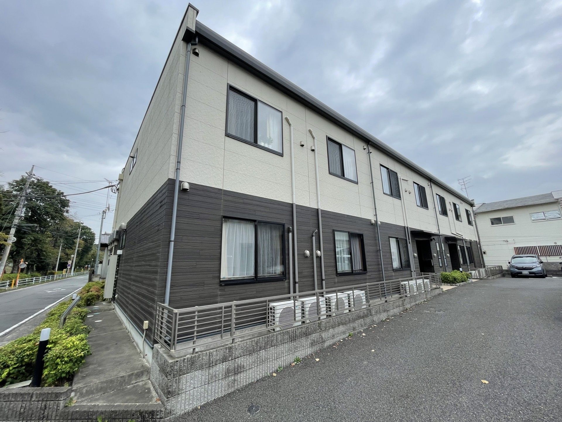 ゆったりとした外観の建物