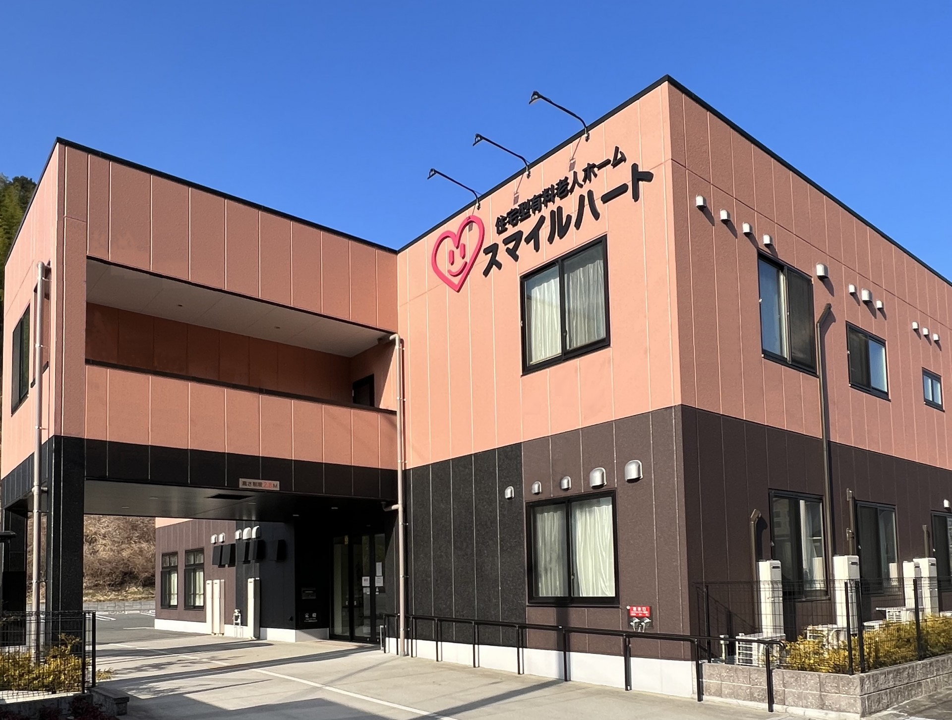 明るい外観の施設入口