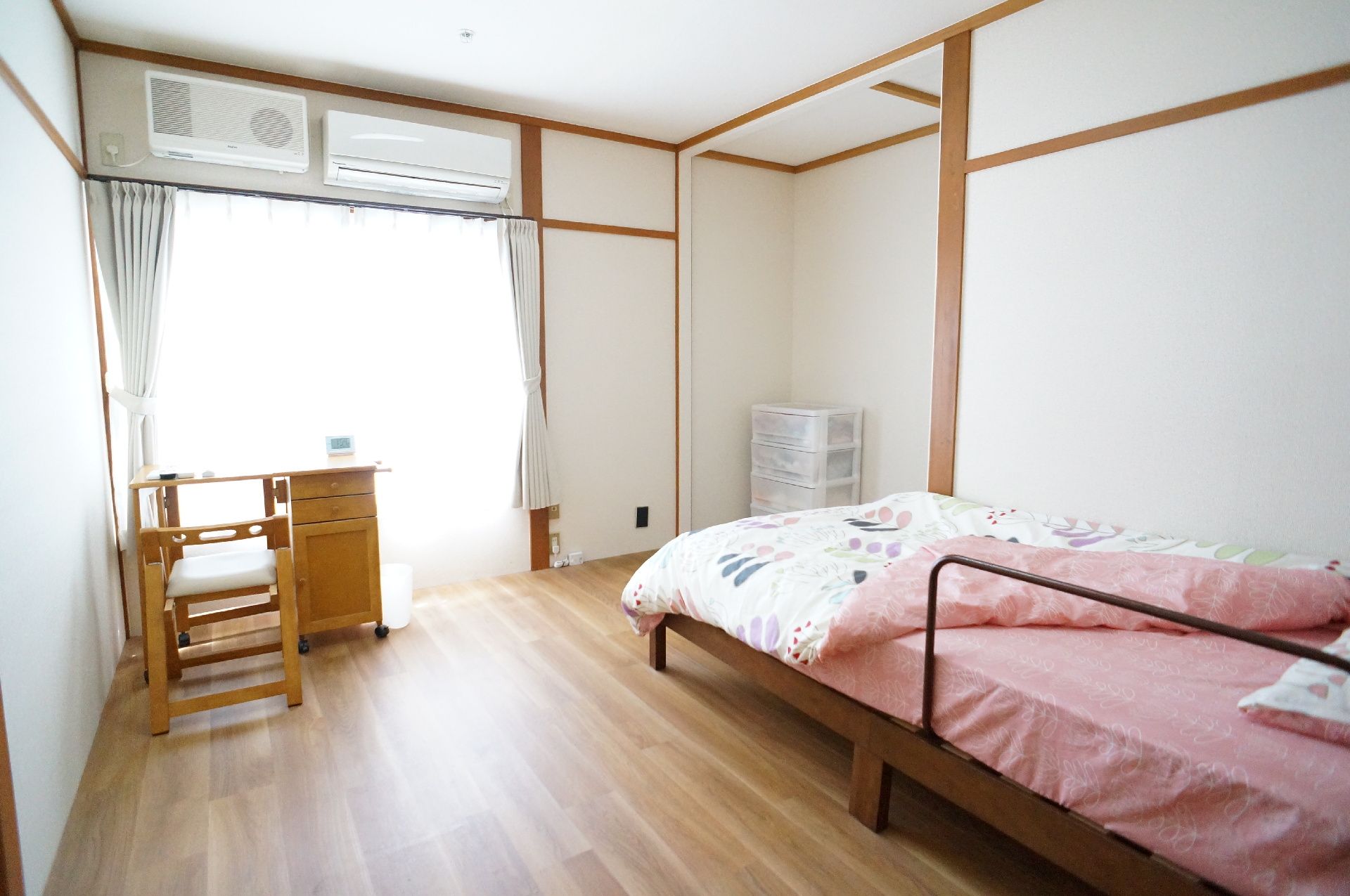大きな窓が設置された居室
