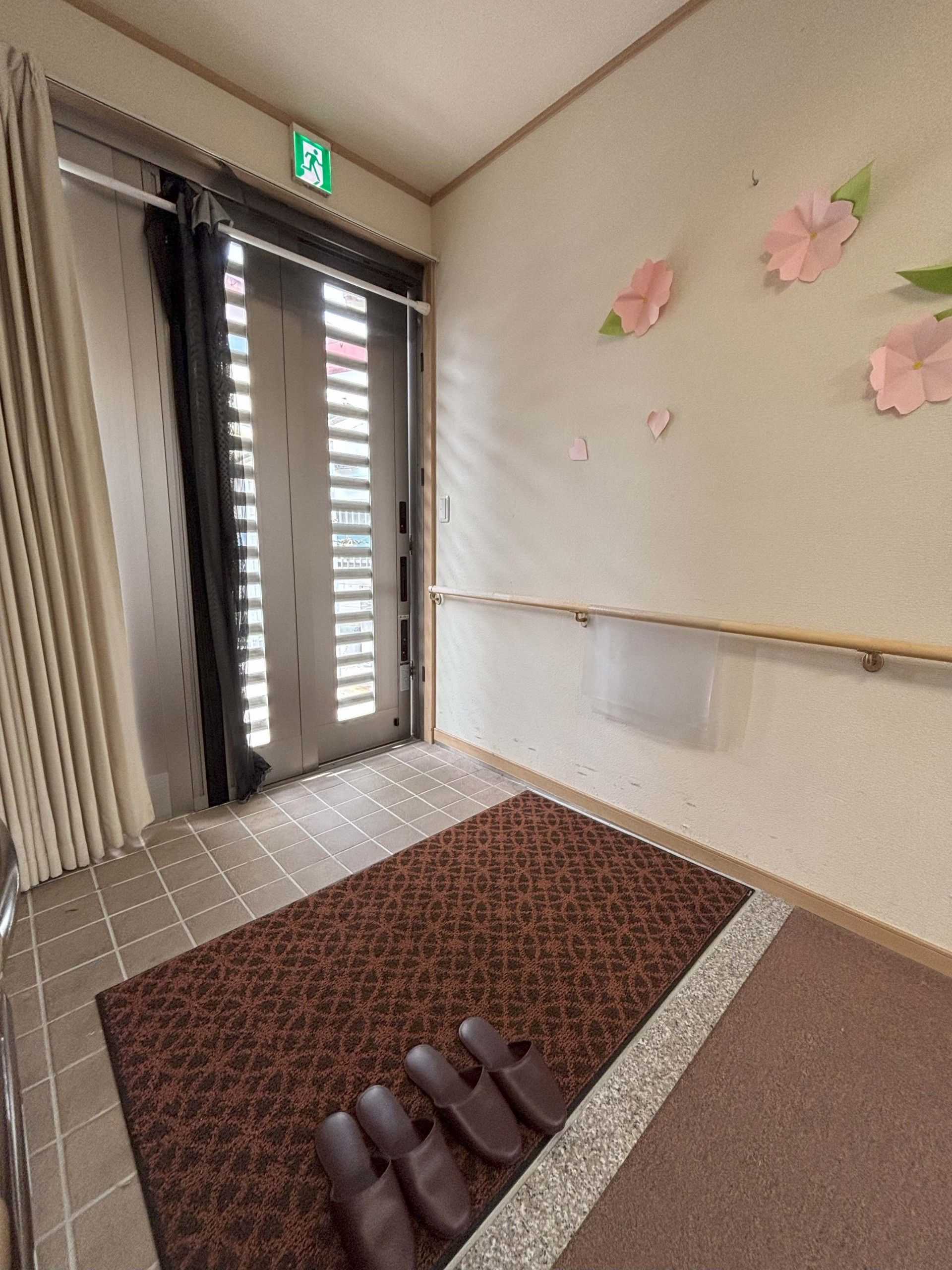 出入口のスリッパと飾り