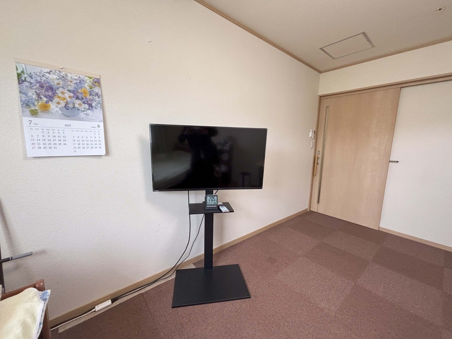 テレビとカレンダーの壁