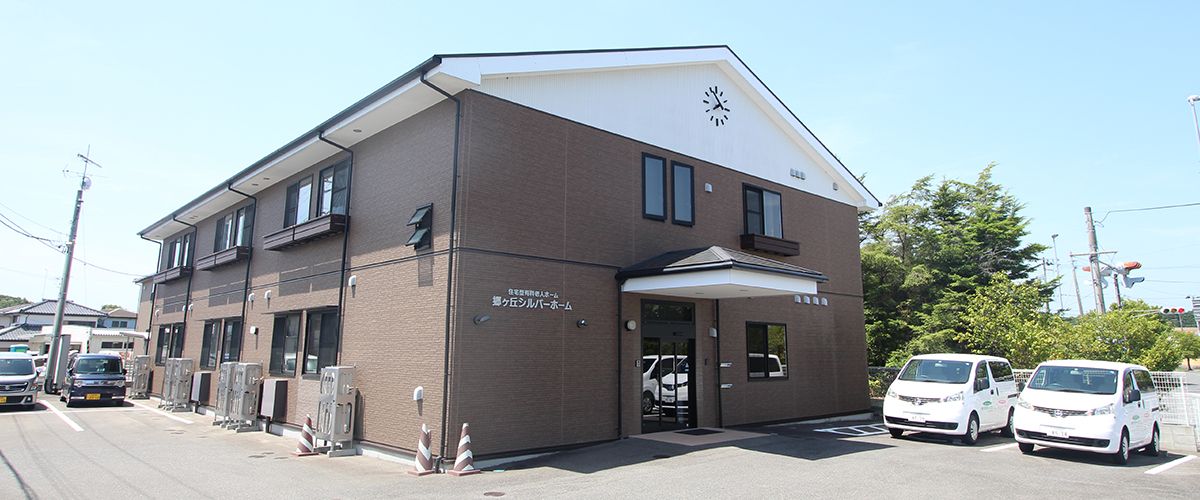 広い駐車場のある建物
