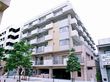 鉄筋コンクリート6階建ての建物であり、建物の前の歩道がとても広い。1階の入り口の横は建物内の駐車場になっている。