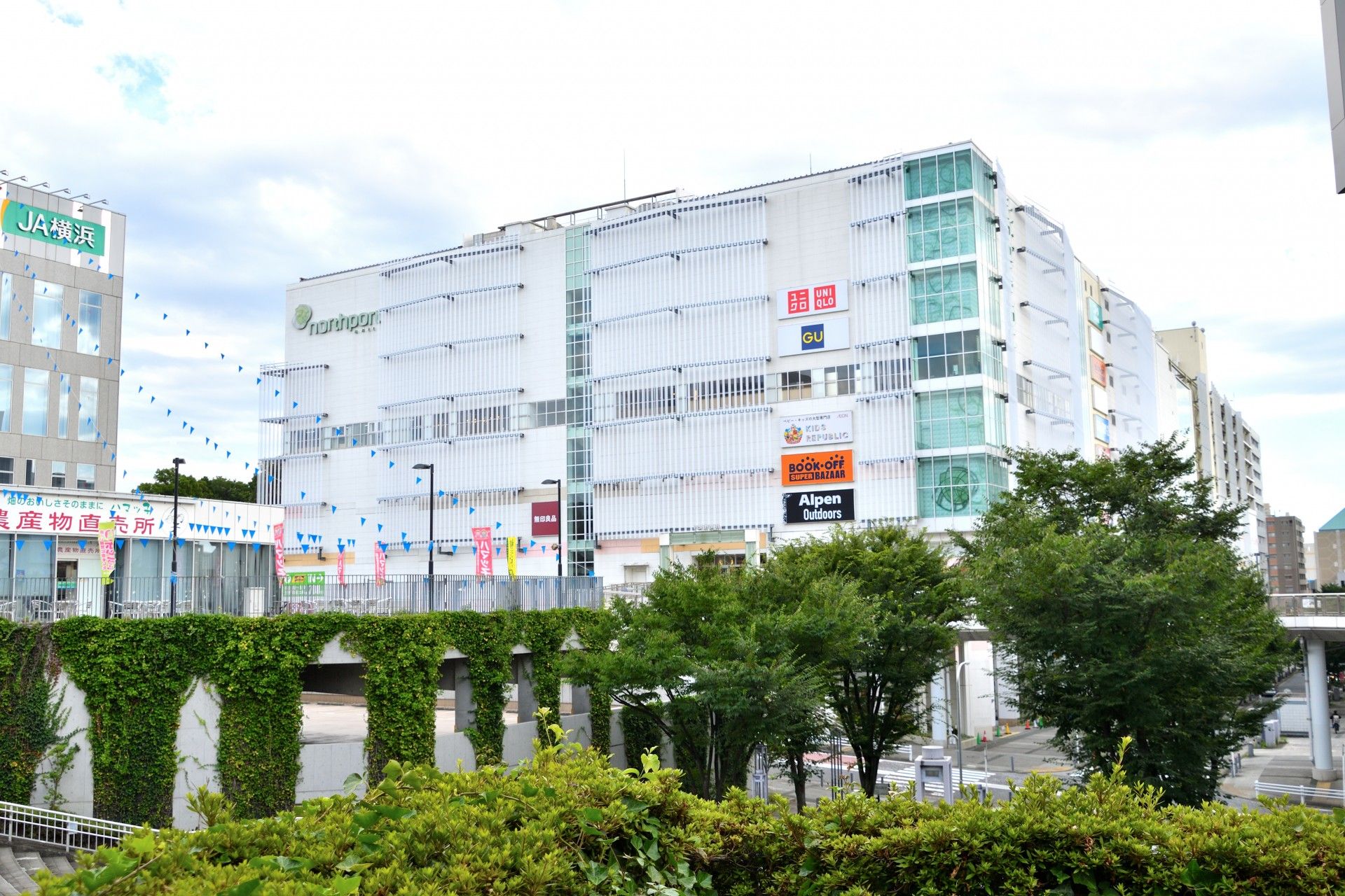 多機能な建物の外観