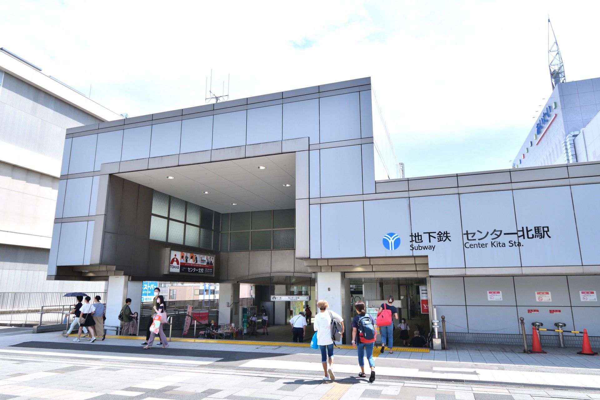 センター北駅の入口風景