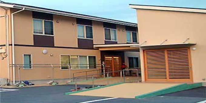 明るい外観の施設入口
