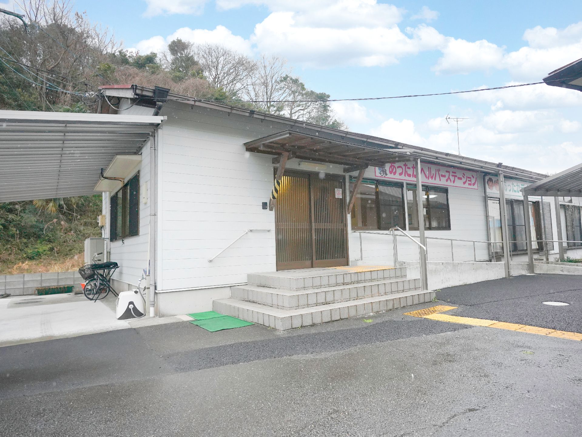駐車場も近くに設置してある介護施設の外観