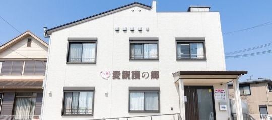 白い建物の外観