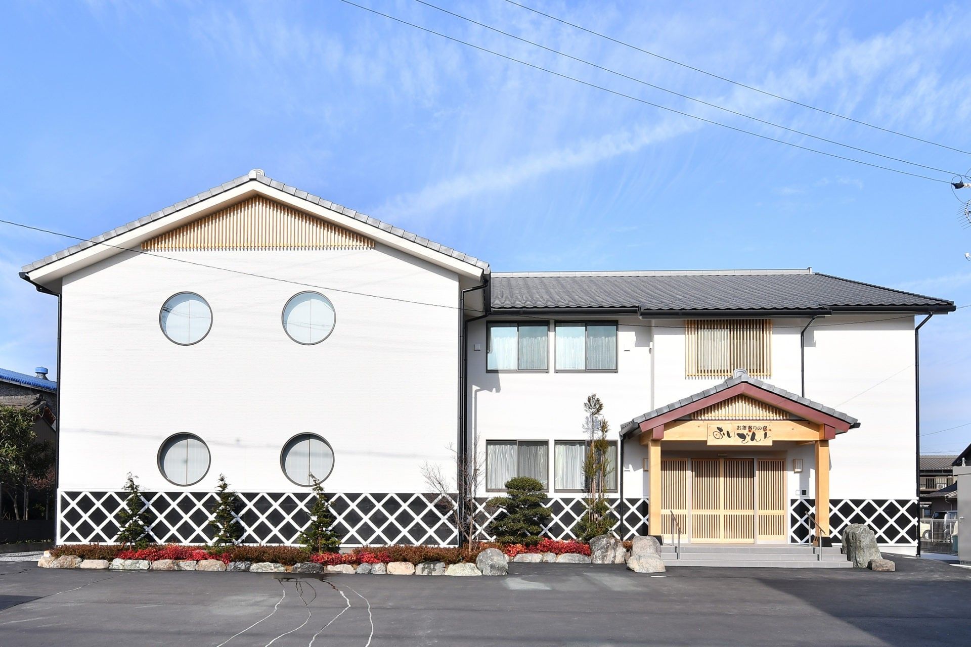明るい外観の建物