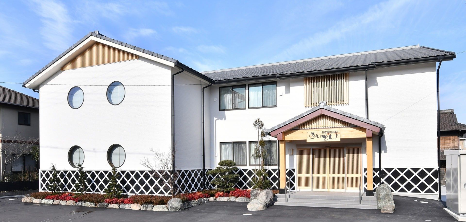 清潔感のある建物正面