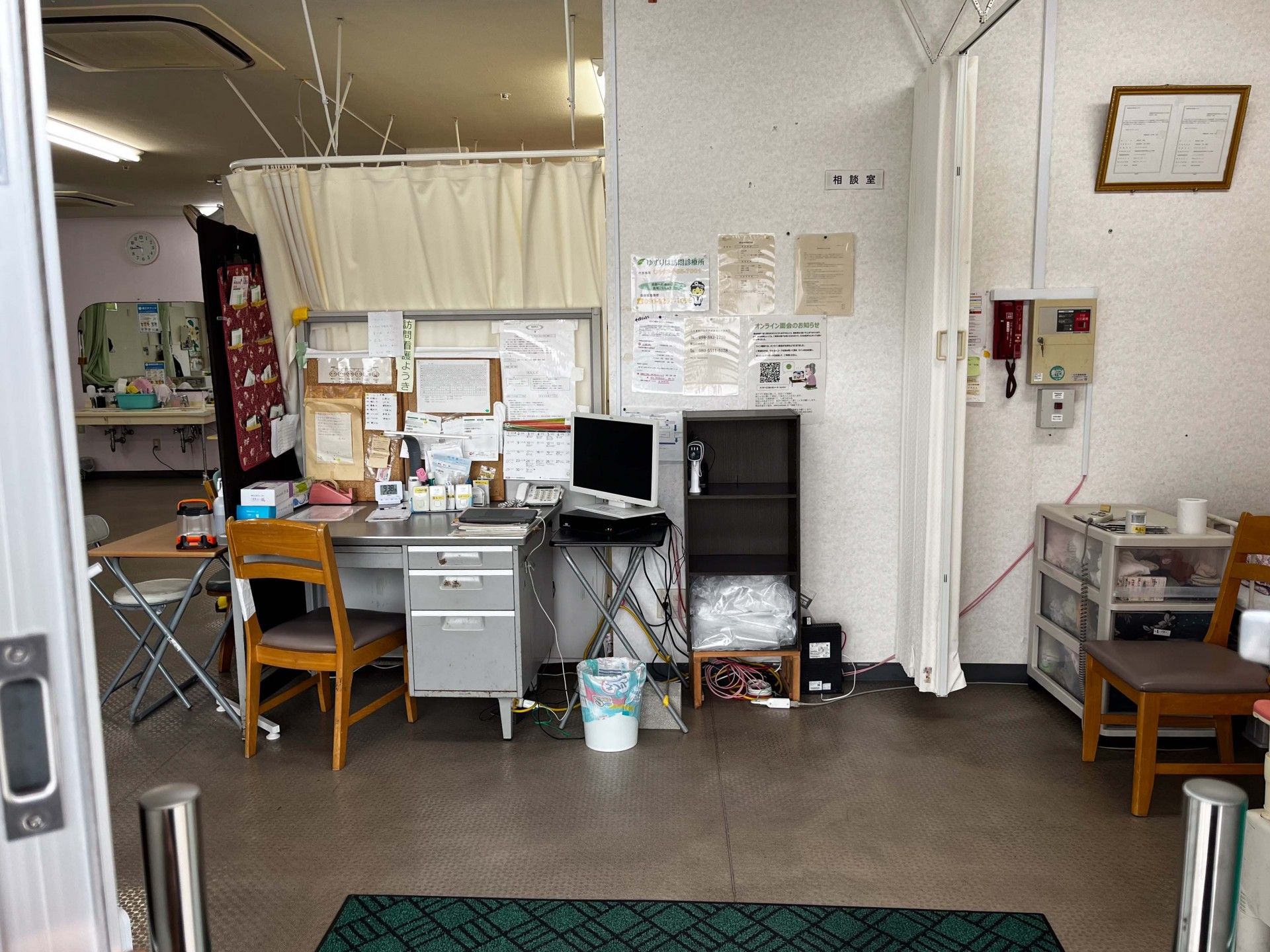 相談室のデスク周辺