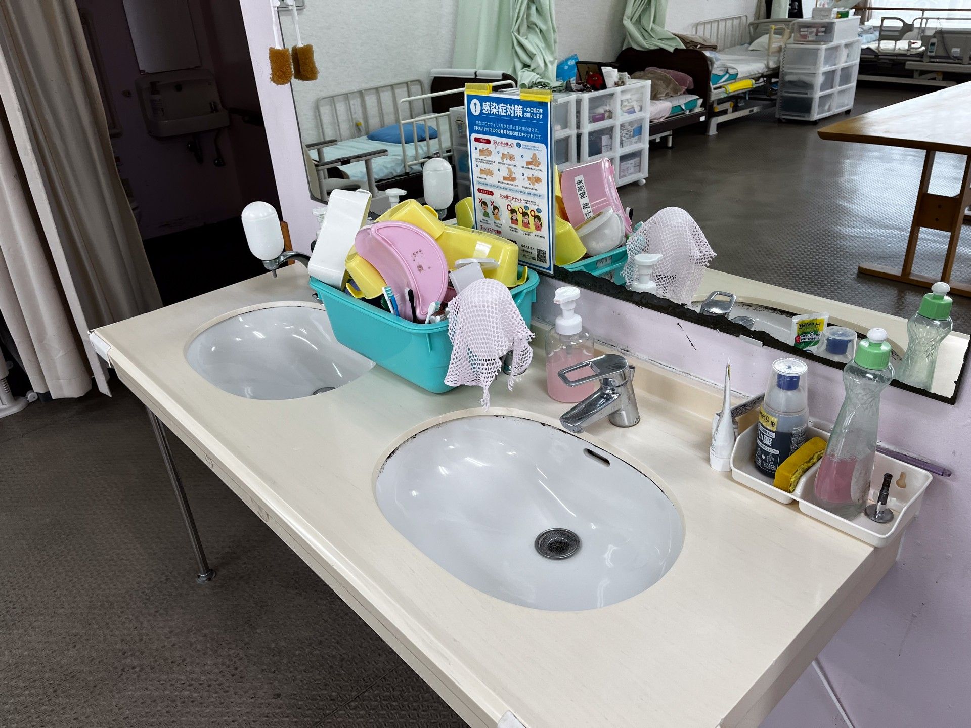 洗面台とベッドのある部屋