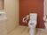 広いトイレ内には手洗い場があり、便座にはふたがなく、手すりが付いている。