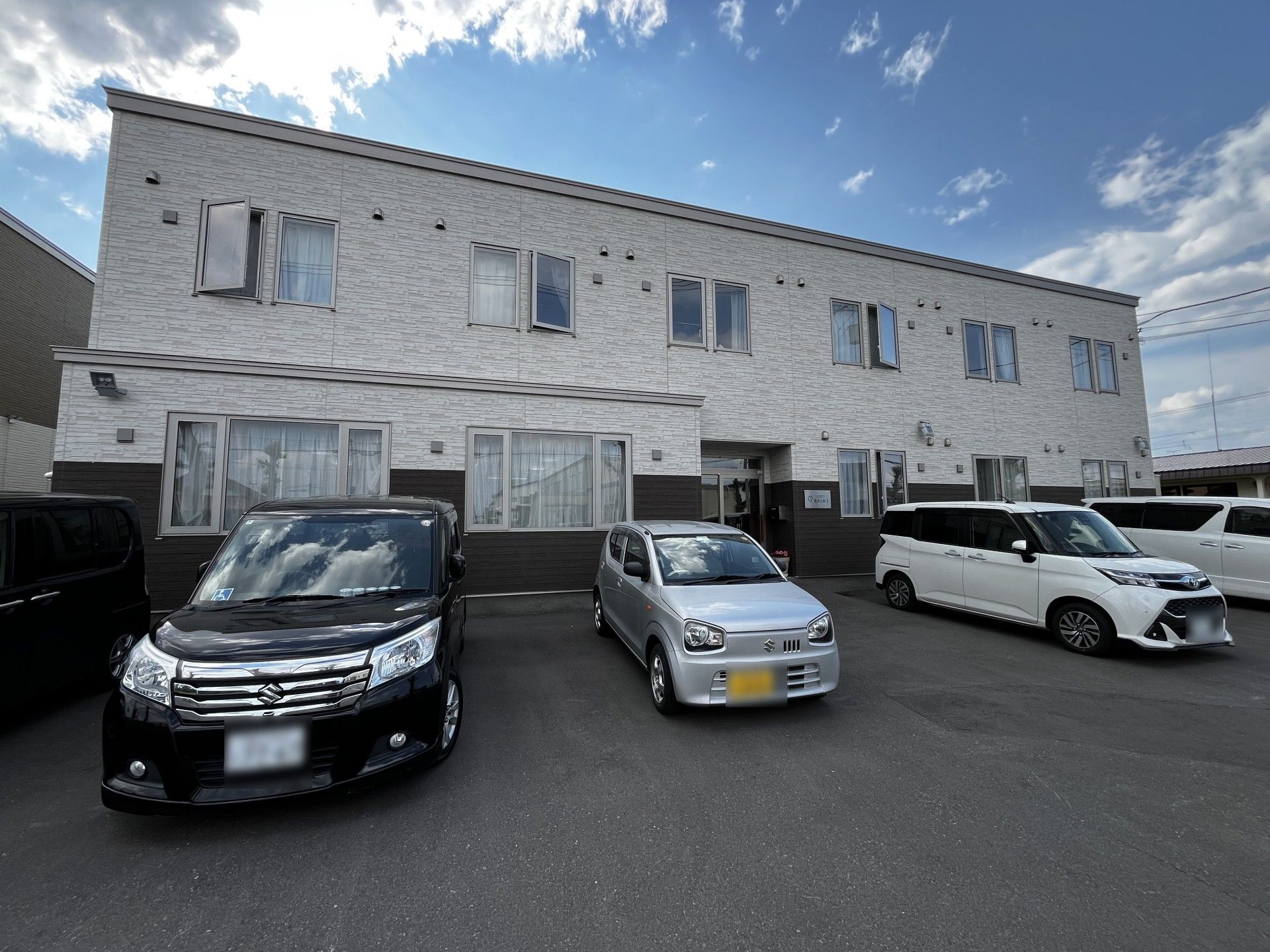 駐車場のある建物外観