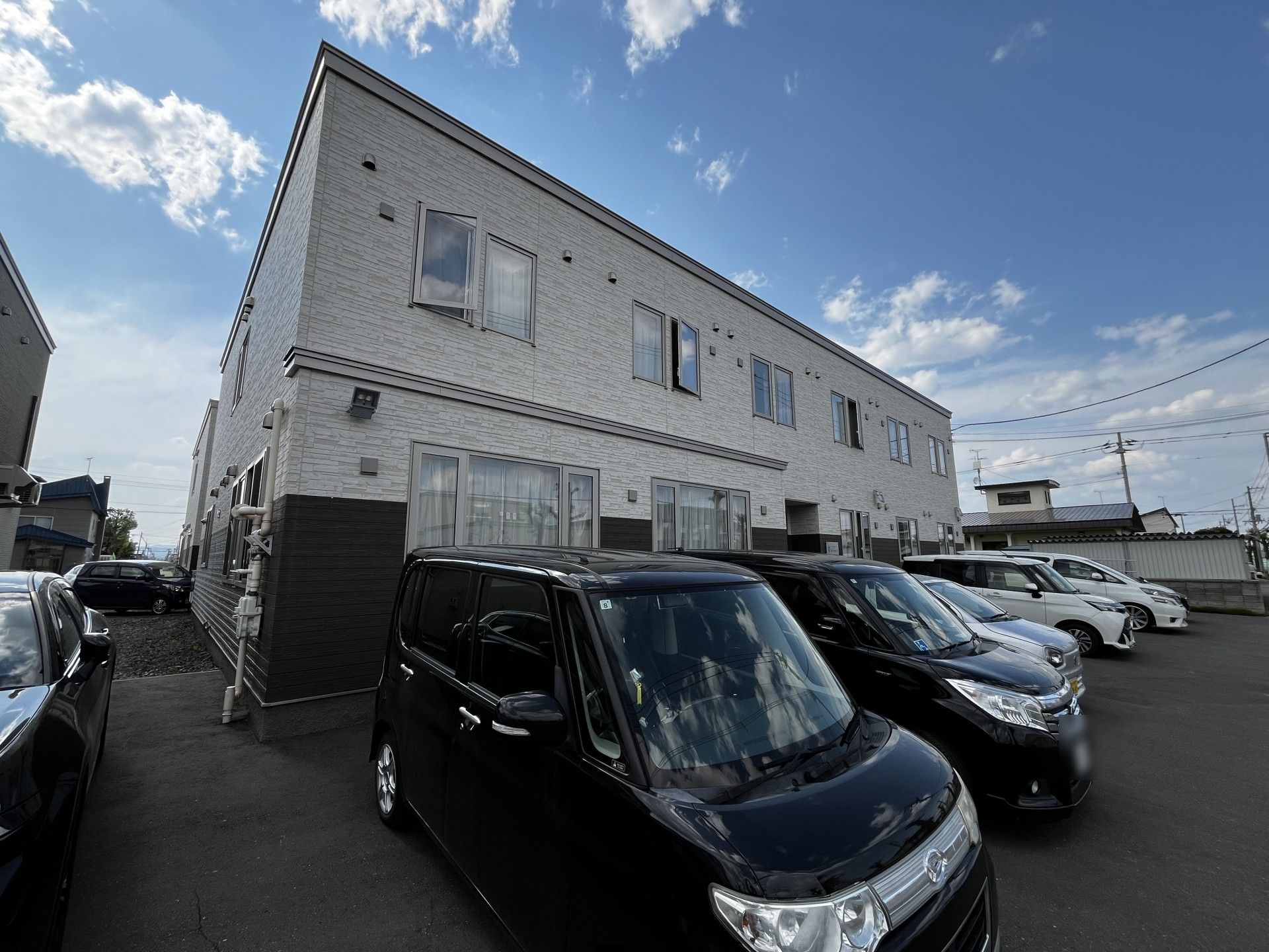 駐車場のある建物外観
